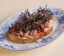 Брускетта с ростбифом