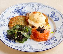 Картофельные драники с лососем и яйцом пашот