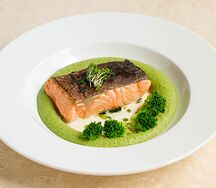 Филе лосося с зелеными овощами