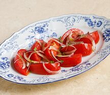 Томаты с красным луком