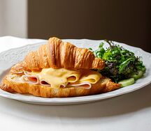 Круассан с тамбовским окороком, сыром Эмменталь и яйцом