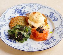 Картофельные драники с лососем и яйцом пашот