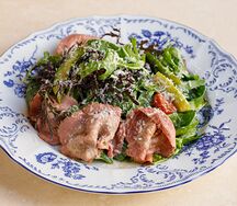 Салат с ростбифом, грибами еринги и молодым горошком