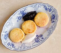 Сырники с черникой и сметаной