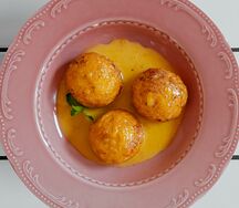 Сырники-бомбочки с манговой сгущёнкой