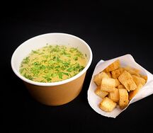 Куриный бульон с яйцом и зеленью