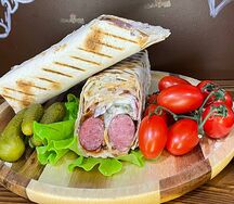 Гриль колбаски в лаваше