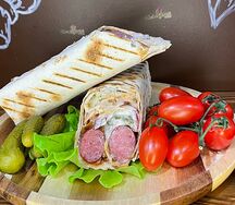 Гриль колбаски в лаваше