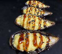 Запеченные мидии в белом соусе