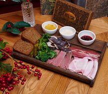 Нарезка мясных деликатесов собственного приготовления с горчицей и хреном