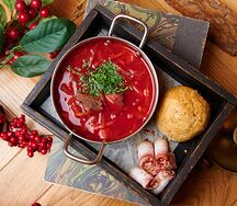 Кубанский борщ с говядиной, сметаной и салом