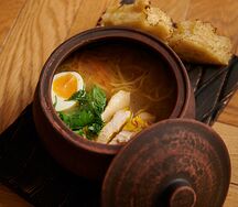 Куриный бульон с домашней лапшой, яйцом и обожженным хлебом