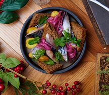 Скумбрия с картофелем и маринованным луком