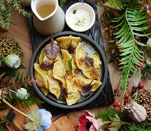 Пельмени ручной лепки с домашним фаршем, сметаной, подаются с горячим куриным бульоном