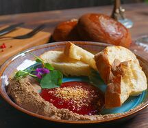 Паштет из куриной печени с брусничным соусом и орехами