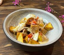 Салат с хрустящими баклажанами и ореховым соусом