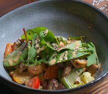 Теплый салат с телятиной, овощами и кунжутной заправкой