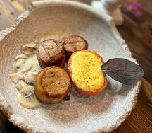 Медальоны из cвинoй вырезки в беконе с грибным соусом и фаршированным помидором