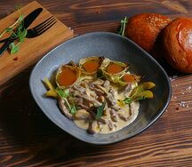 Бефстроганов с трюфельным пюре, печенным луком и корнишонами