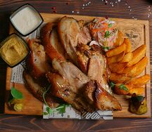 Рулька с картофельными дольками, хреном и горчицей
