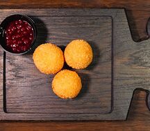 Сырные шарики с брусничным соусом