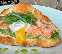 Круассан с лососем