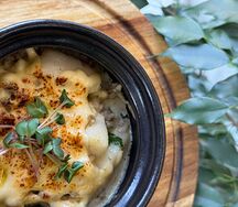 Перловка с морским гребешком и вешенками в сливочно-трюфельном соусе 