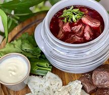 Борщ с пампушками, салом, сметаной и зеленью