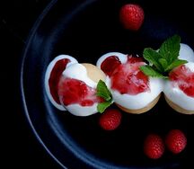 Сырники со сметаной и джемом