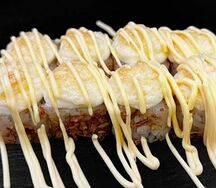 Запечённый ролл с беконом и луком фри