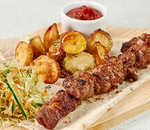 Шашлык из свиной шеи с картофелем беби и салатом Фитнес