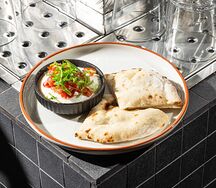 Мусс из брынзы с томатами и луком