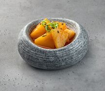 Кусочки ананаса, выдержанные в кимчи