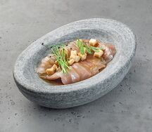 Маринованное филе сибаса с Гуакамоле и кусочками банана