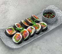 Ролл Кимбап с тунцом и с соусом Кимчи