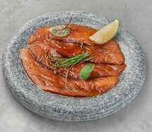 Карпаччо из малосольного лосося в соусе Юдзу