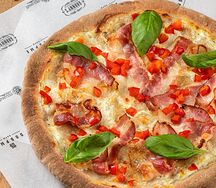 Пицца с беконом и луком