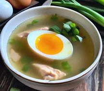 Куриный бульон с лапшой с яйцом