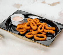 Кольца кальмара в кляре с соусом