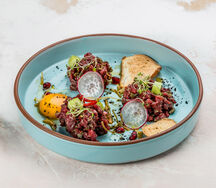 Тартар из говядины на тосте с трюфелем