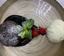 Десерт Шоколадный Фондан с карамельным соусом