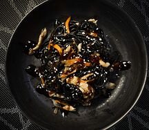 Спагетти с чернилами каракатицы с курицей
