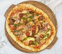 Римская пицца с беконом и вяленными томатами