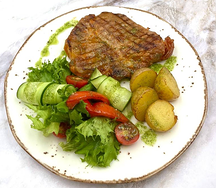 Стейк из свиной шеи со свежими овощами и картофелем Беби