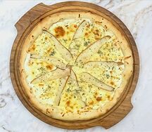 Пицца с грушей и сыром дорблю