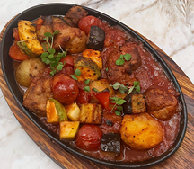 Жаровня из свинины с овощами в томатном соусе