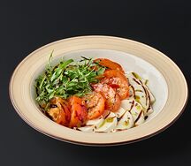 Закуска с маринованными томатами, моцареллой и с соусом песто