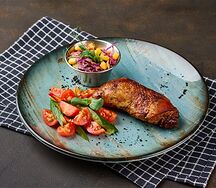 Копченый куриный окорочок с гарниром из свежих овощей
