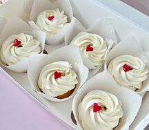 Ванильные капкейки с карамельной начинкой