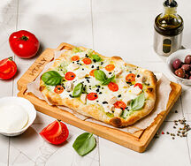 Римская пицца с цыпленком и песто
